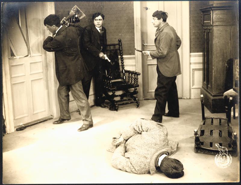 Manden med de ni Fingre V scene