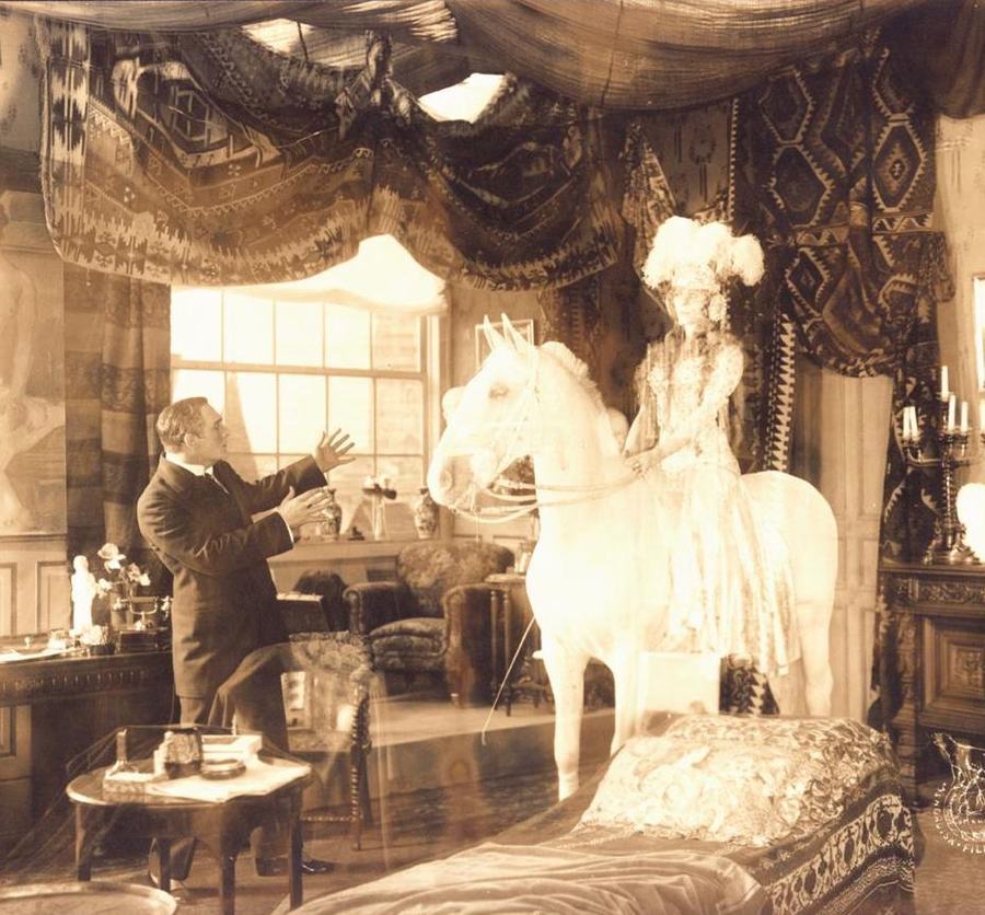 Den hvide rytterske scene