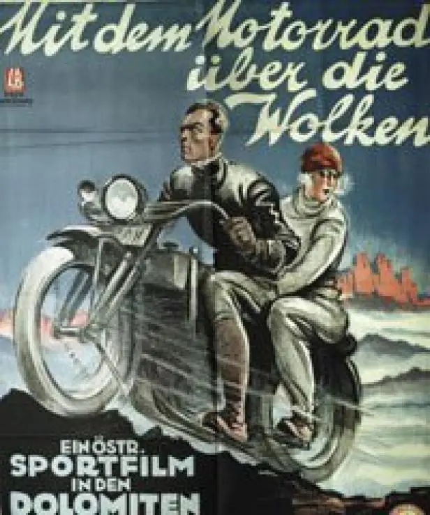 Mit dem Motorrad über die Wolken