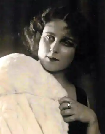 Mimi Aylmer