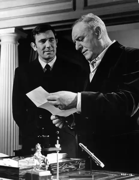 Bernard Lee